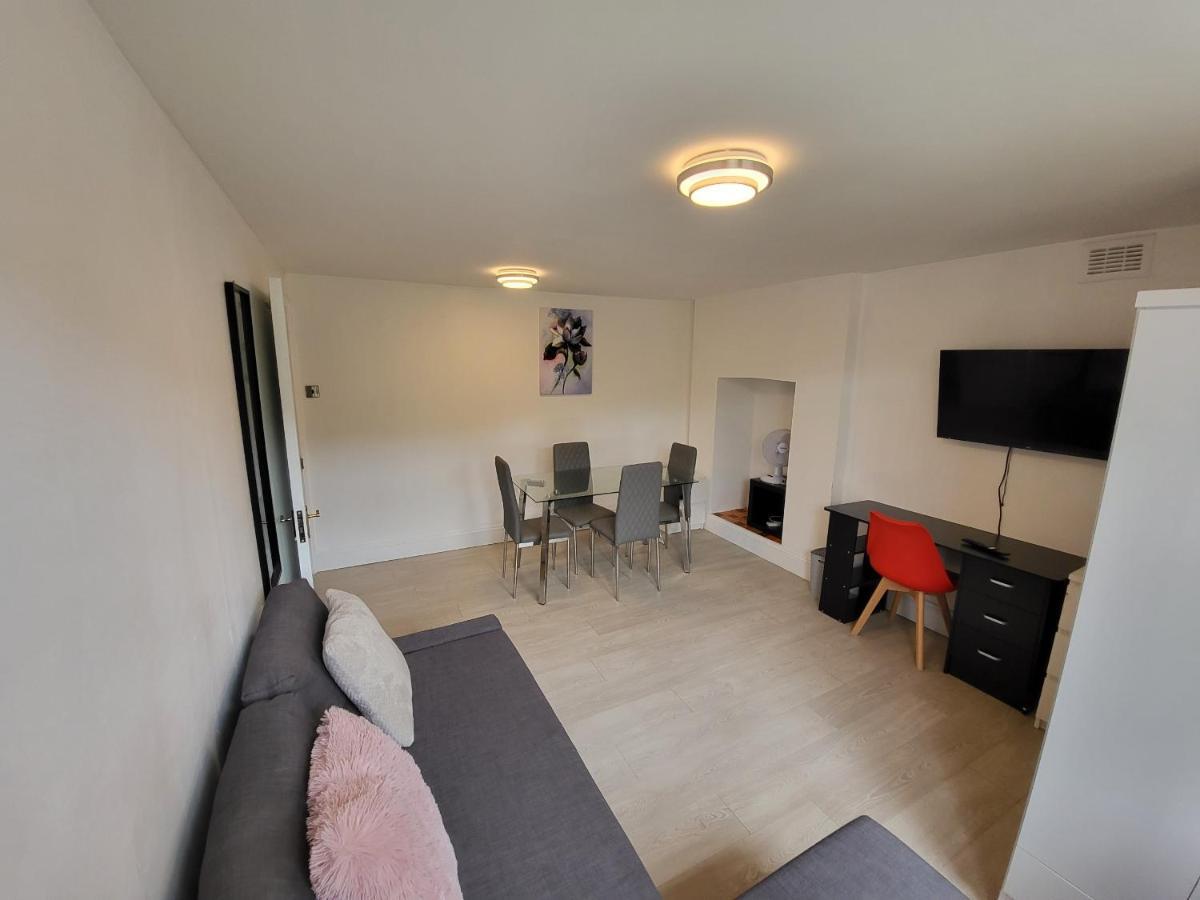 Cosy Apartment By Clapham South Underground! ลอนดอน ภายนอก รูปภาพ
