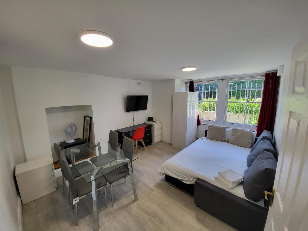 Cosy Apartment By Clapham South Underground! ลอนดอน ภายนอก รูปภาพ