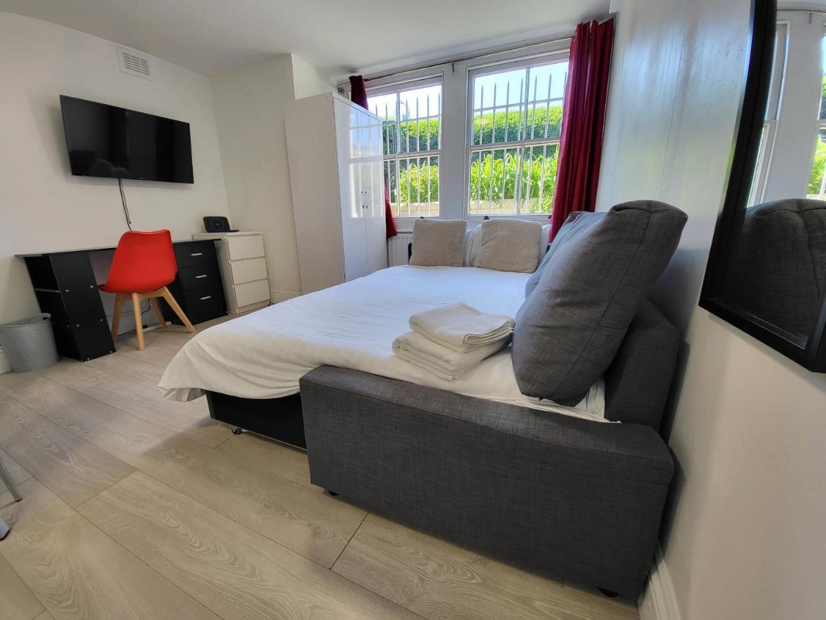 Cosy Apartment By Clapham South Underground! ลอนดอน ภายนอก รูปภาพ